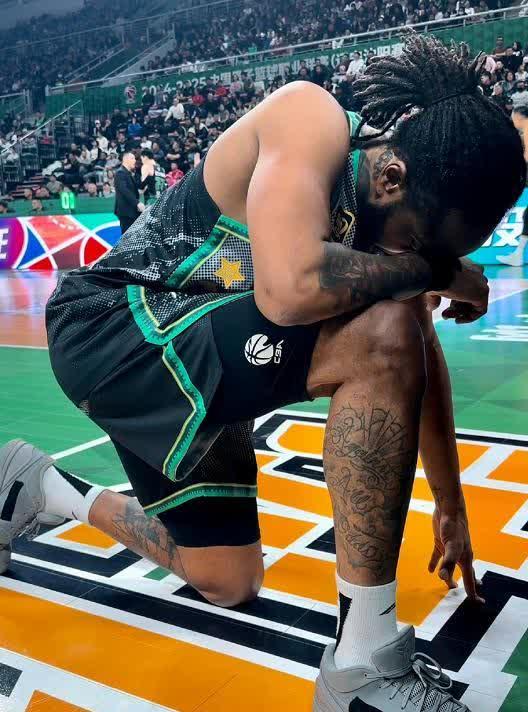 广东队战胜新疆男篮,稳坐篮球巅峰 广东队战胜新疆男篮,稳坐篮球巅峰